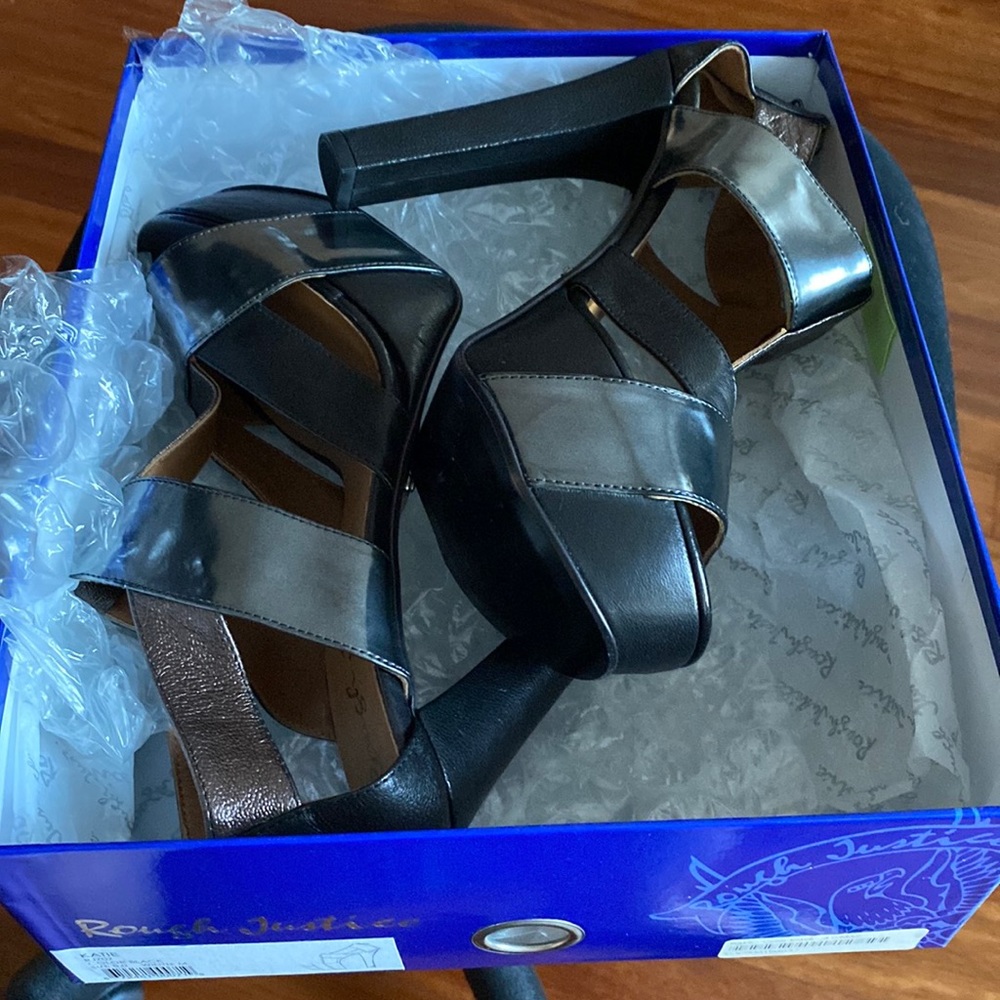 Women's platform sandal. Size 8 width M. 5inch high, 2 inch platform